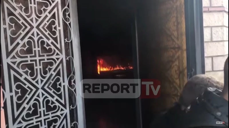 Ξέσπασε φωτιά στον μητροπολιτικό ναό της Κορυτσάς (βίντεο)